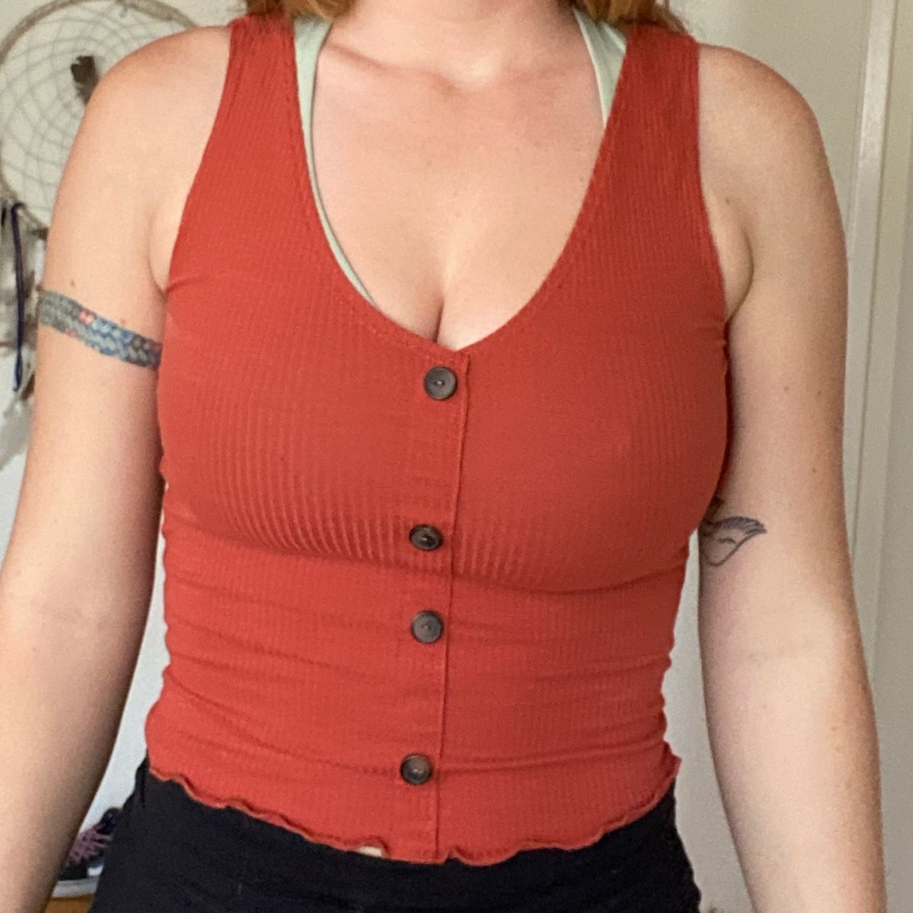 Cropped v neck tank